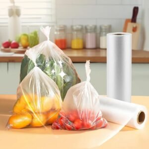 On the kitchen countertop, biodegradable fruit and vegetable bags are used to pack fruits, with a rolled bag next to them. The background is glass jars and fruits and vegetables. The transparent bag body highlights the ingredients, showing a home usage scenario.